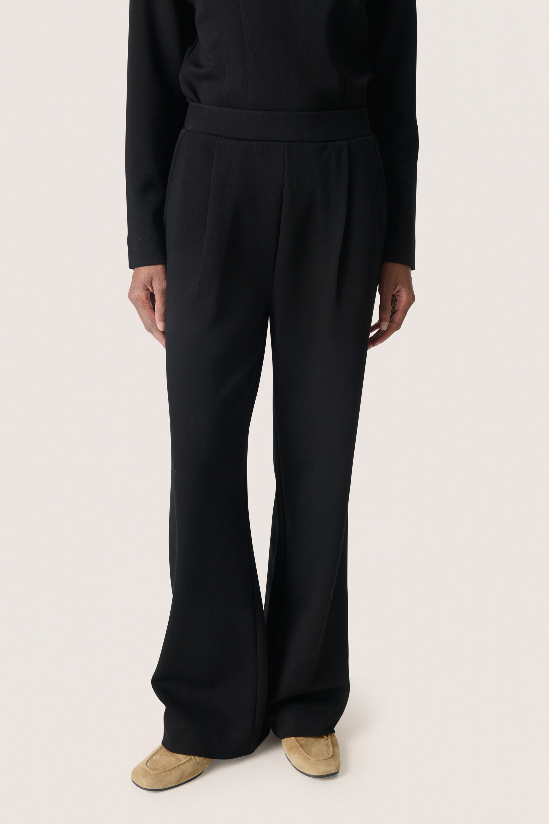 SOAKED IN LUXURY Wide leg Trousers in Black: front