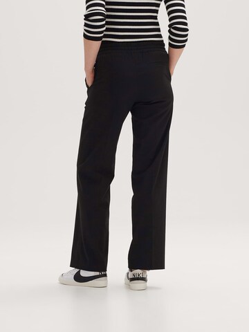 Loosefit Pantaloni cu dungă de la OPUS pe negru