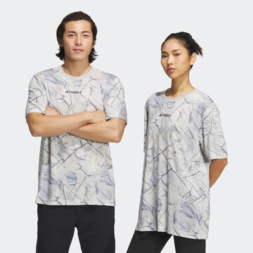 ADIDAS TERREXTehnička sportska majica 'National Geographic Graphic Tencel Sleeve' - siva boja: prednji dio