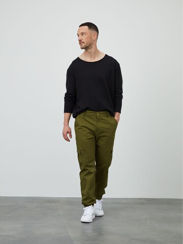 DAN FOX APPAREL Tapered Cargobroek 'Damon' in Groen