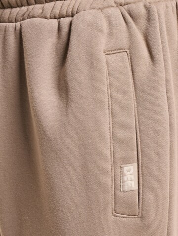 Tapered Pantaloni di DEF in marrone