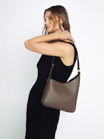 ABOUT YOU x Toni Garrn - Bolso de hombro 'June' en marrón: frente