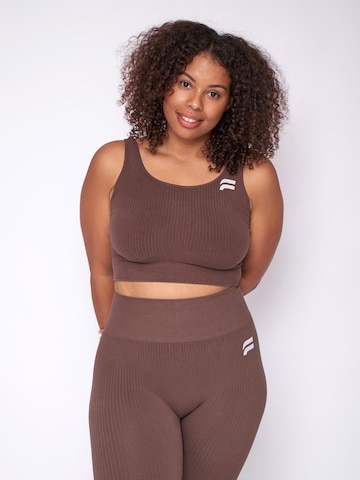 Fortex Fitness - Baja sujeción Sujetador deportivo 'Seamless Essential' en marrón: frente