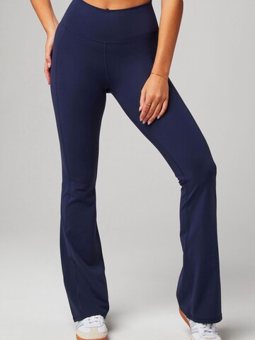 Fabletics Regular Hose `OASIS HIGH-WAISTED KICK FLARE` in Blau: Vorderseite