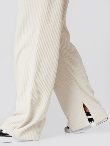 Largi Pantaloni 'HANNA' de la A LOT LESS pe alb