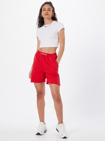 Public Desire - Loosefit Calças em vermelho