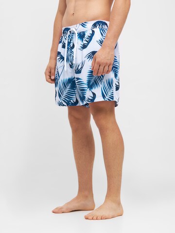 TOOche Regular Shorts in Weiß