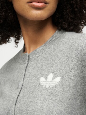 ADIDAS ORIGINALS - Casaco de malha 'Essentials' em cinzento