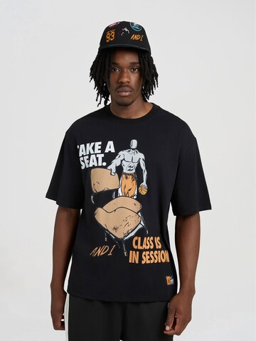 AND1 T-shirt 'Der Unterricht hat begonnent' i svart: framsida