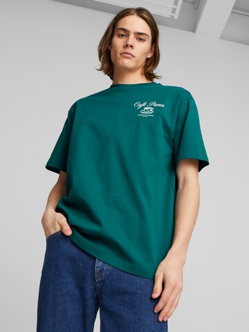 PUMA T-shirt 'CAFE' i grön: framsida