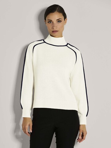 MADELEINE Pullover in Schwarz: Vorderseite