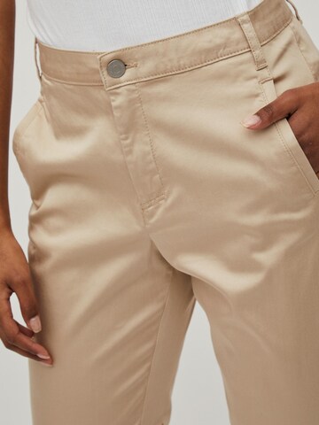 Tapered Pantaloni eleganți de la VILA pe bej