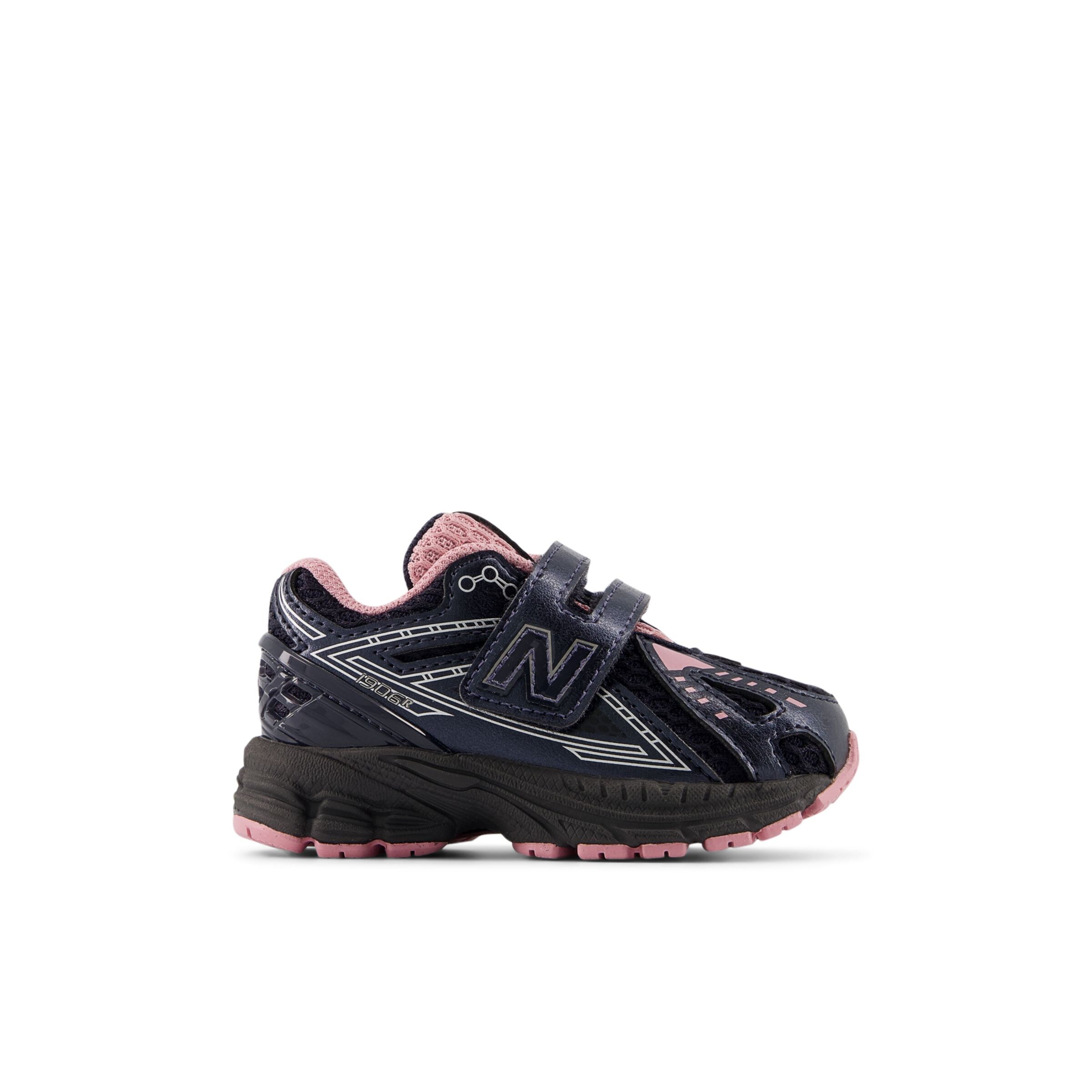 new balance Sneakers in Black