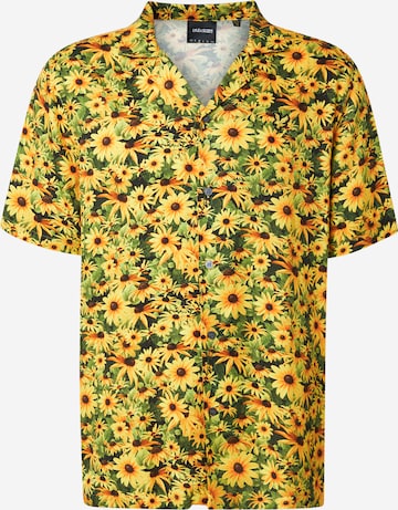 Lyle & Scott Comfort Fit Paita 'Wild Garden' värissä keltainen: etupuoli