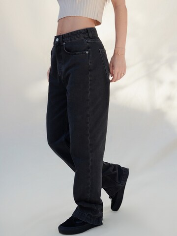 A LOT LESS Regular Jeans 'Jessie' in Grau