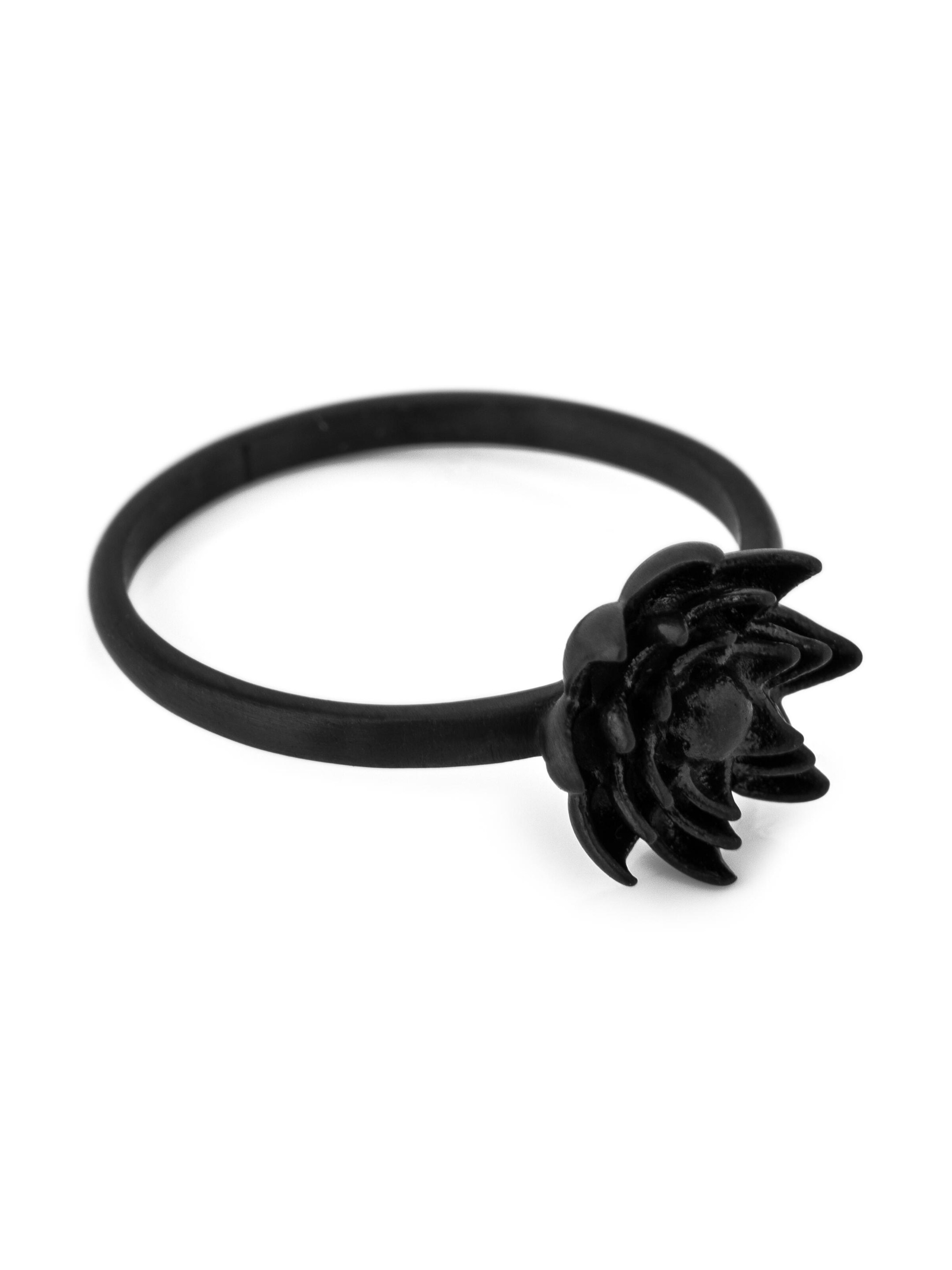 Akitsune Ring 'Lotus' in Black