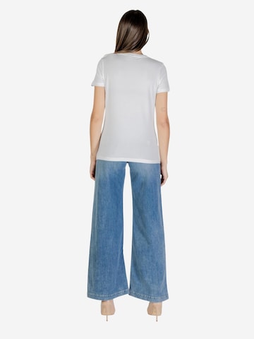 Top 'BRIANA SS T-SHIRT V3BI11 J1314' di GUESS in bianco