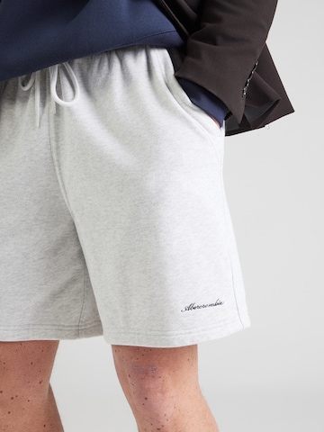 Abercrombie & Fitch Regularen Hlače | siva barva