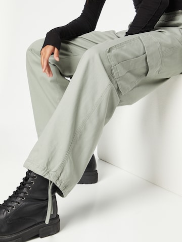 Abercrombie & Fitch Ohlapna forma Kargo hlače | zelena barva