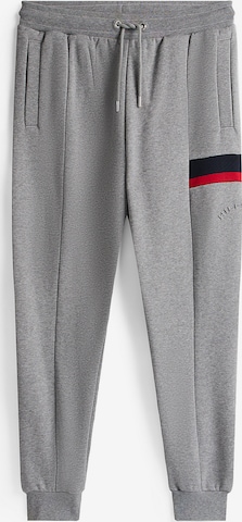 pilka TOMMY HILFIGER Siaurėjantis Kelnės: priekis