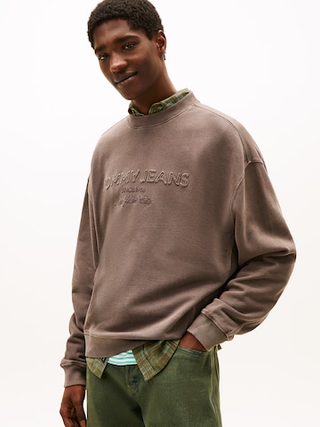 Tommy Jeans Sweatshirt '90S NEW CLASSIC' in Bruin: voorkant