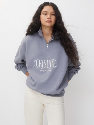 Pull&Bear Sweatshirt in Blue: front