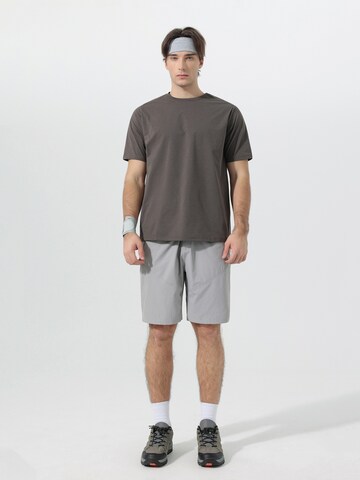 YOUTHUP Performance Shirt 'Trockenbahn' in Brown