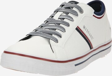 Sneaker bassa di MUSTANG in bianco: frontale