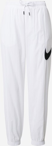 Pantaloni 'Essential' de la Nike Sportswear pe alb: față