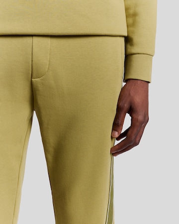 Lyle & Scott Tapered Hose 'Tap Trackies' in Grün