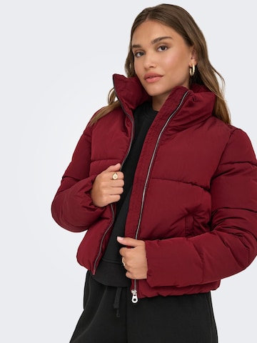 Veste d’hiver 'ONLDolly' ONLY en rouge