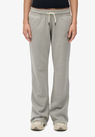 Superdry Loosefit Broek 'Essentials' in Grijs: voorkant