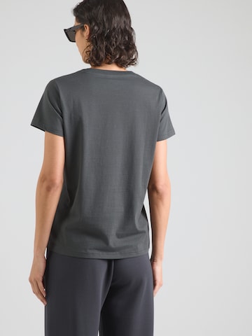 Lee Särk, värv must: tagant vaates