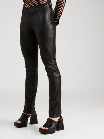 Coupe slim Pantalon 'Dalia' WEEKDAY en noir : devant