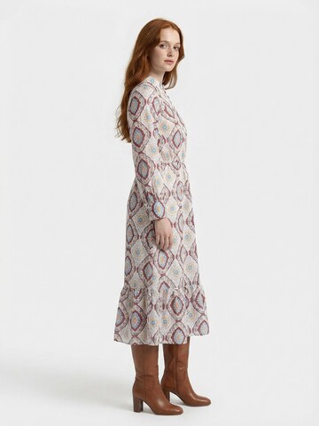 Shop Karey - Vestido camisero 'Isabella Dress' en blanco