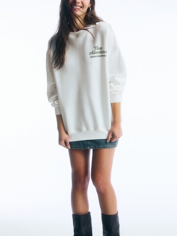 Sweat-shirt Pull&Bear en blanc