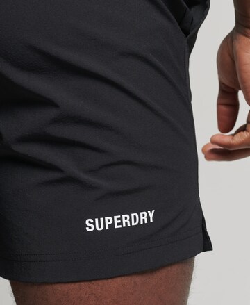 Superdry Regular Sportshorts in Schwarz