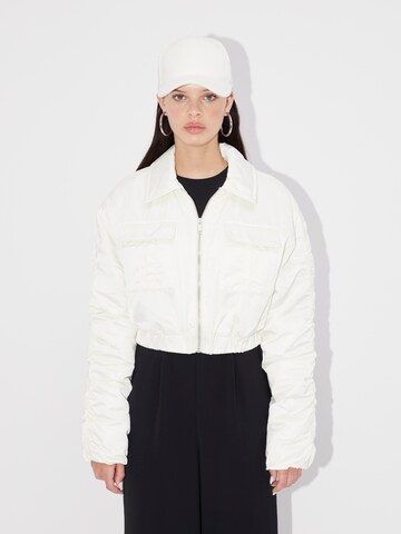 LeGer by Lena GerckePrijelazna jakna 'Rea' - bijela boja: prednji dio