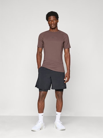 T-Shirt fonctionnel NIKE en marron