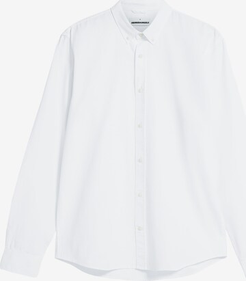 Coupe regular Chemise 'QUAASA' ARMEDANGELS en blanc : devant