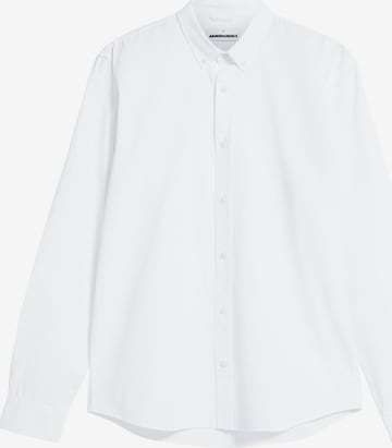 Coupe regular Chemise 'QUAASA' ARMEDANGELS en blanc : devant