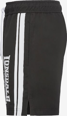 LONSDALE Badeshorts in Schwarz