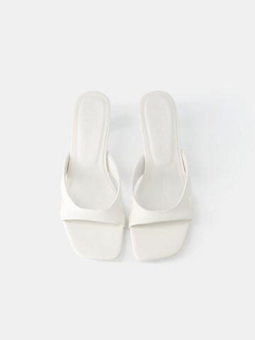 Bershka Sandaalit värissä valkoinen