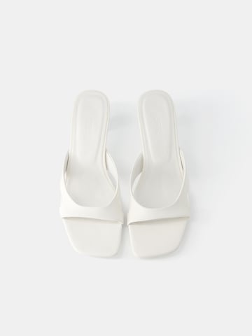 Bershka Sandále - biela