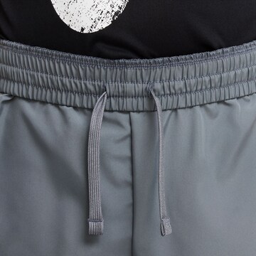 regular Pantaloni sportivi di NIKE in grigio