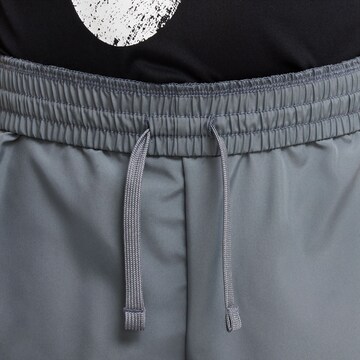 NIKE Regular Sportshorts in Grau