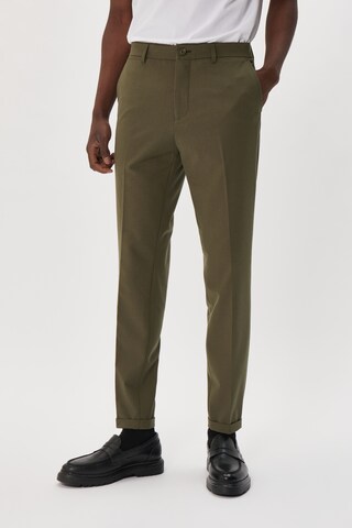 Coupe slim Pantalon à plis 'Liam' Matinique en vert : devant