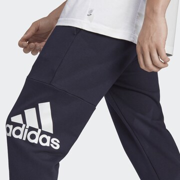 zils ADIDAS SPORTSWEAR Pakapēniski sašaurināts piegriezums Sporta bikses 'Essentials'