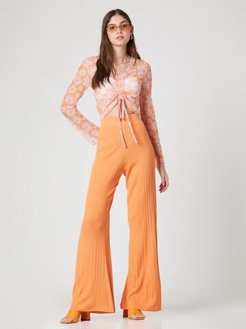 florence by mills exclusive for ABOUT YOU - Loosefit Pantalón 'Brisk' en naranja