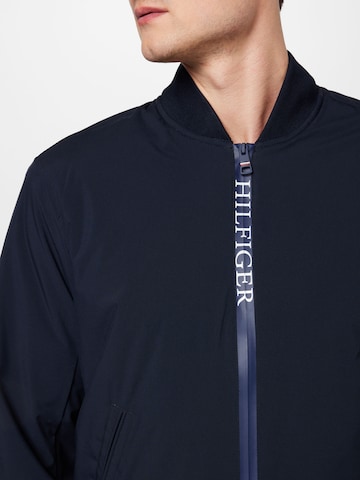 TOMMY HILFIGER Tussenjas in Blauw